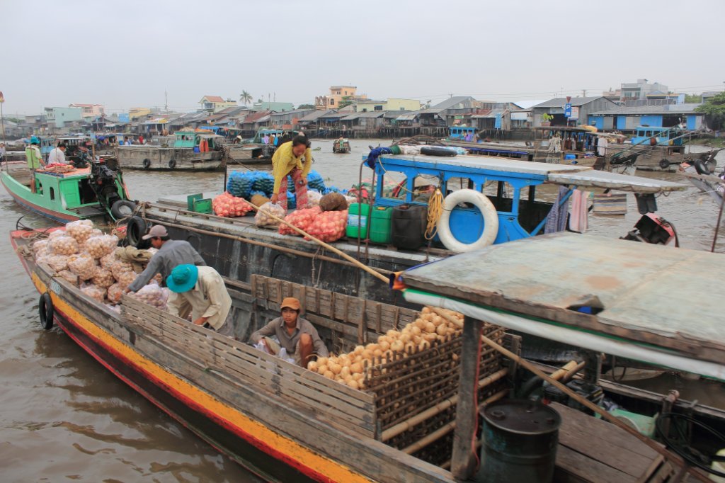 09-Trading on the floating market.jpg - Trading on the floating market